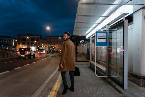 Foto d'estoc gratuïta de carrer, dempeus, home