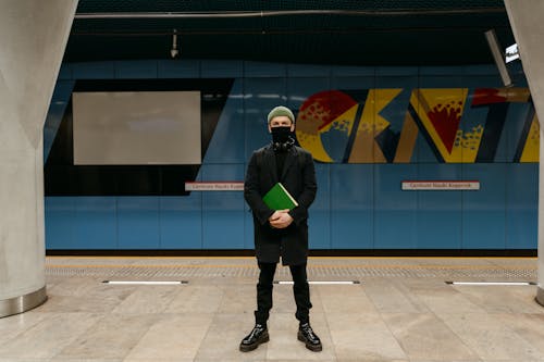 Foto profissional grátis de de pé, esperando, estação de metrô