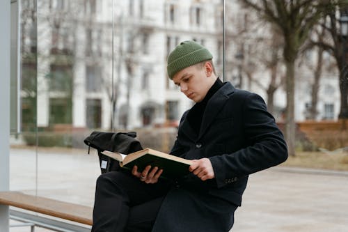 Безкоштовне стокове фото на тему «берет, людина, читати книгу»