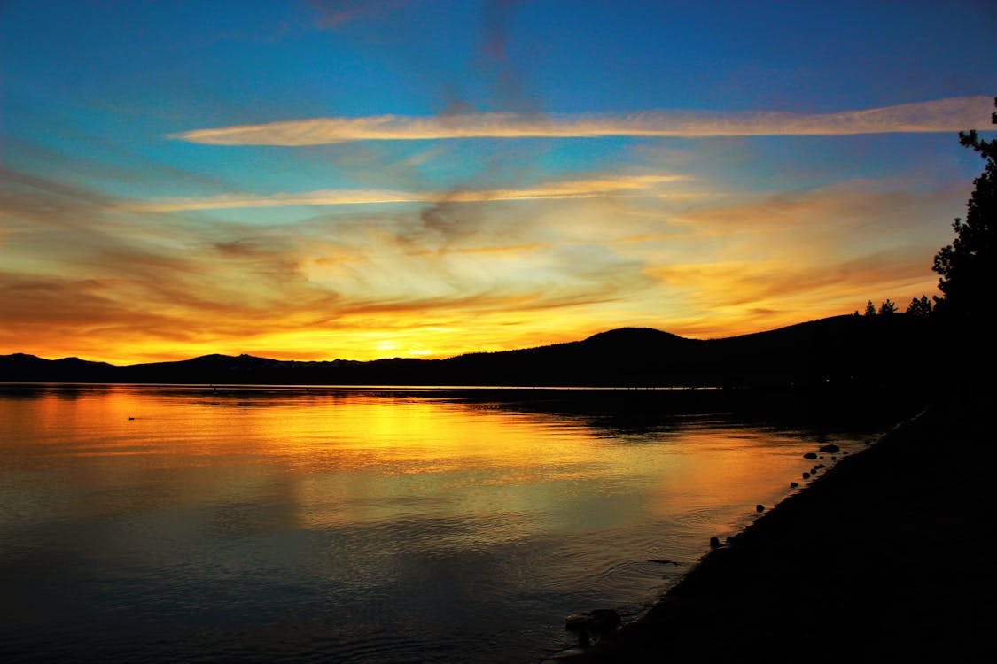 Grande étendue D'eau Au Coucher Du Soleil