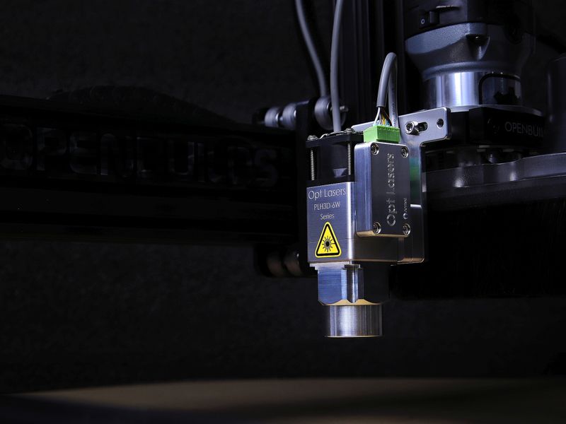 Máquina laser de alta precisão produzindo peça em acrílico personalizada