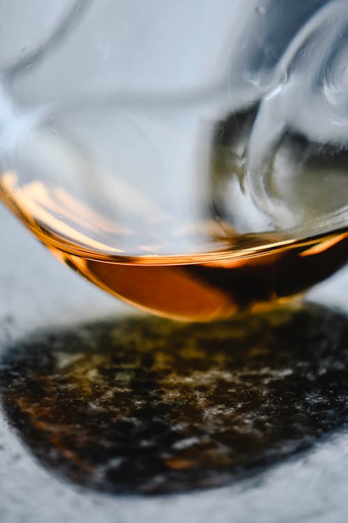 Une Bouteille En Verre Avec Du Cognac