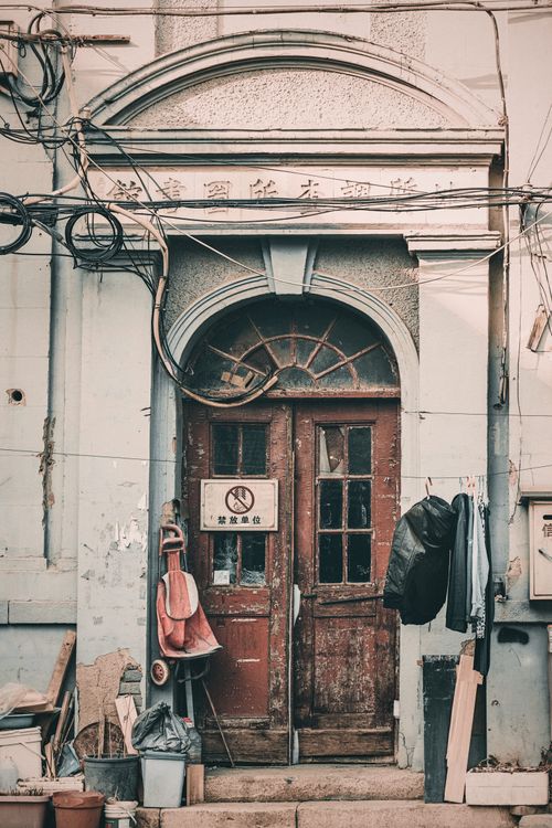 Free An old, weathered wooden door in a rustic, urban Beijing setting with vintage charm. Stock Photo
