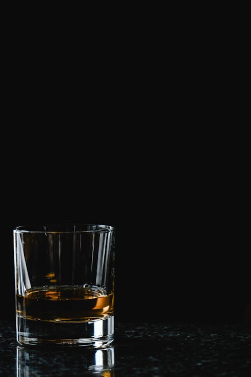 Foto profissional grátis de álcool marrom, bebida, copo
