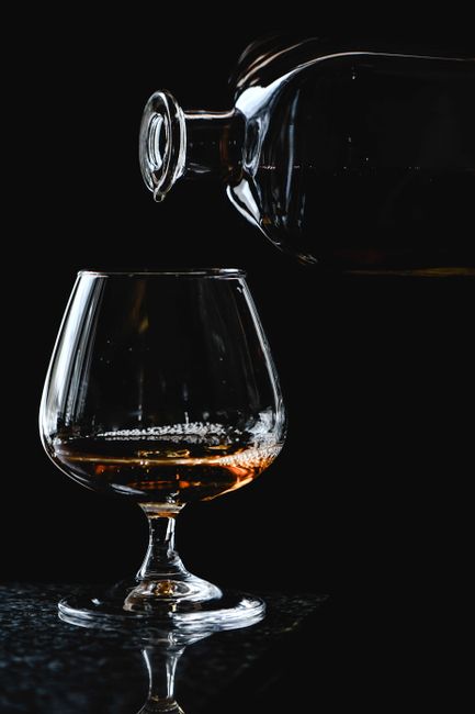 Spiritueux ambré versé dans un verre à dégustation