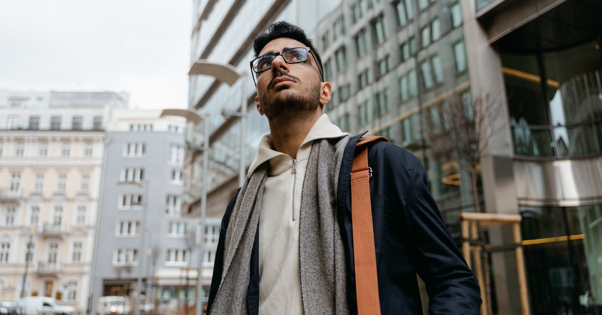 Cómo combinar prendas básicas para un look atractivo