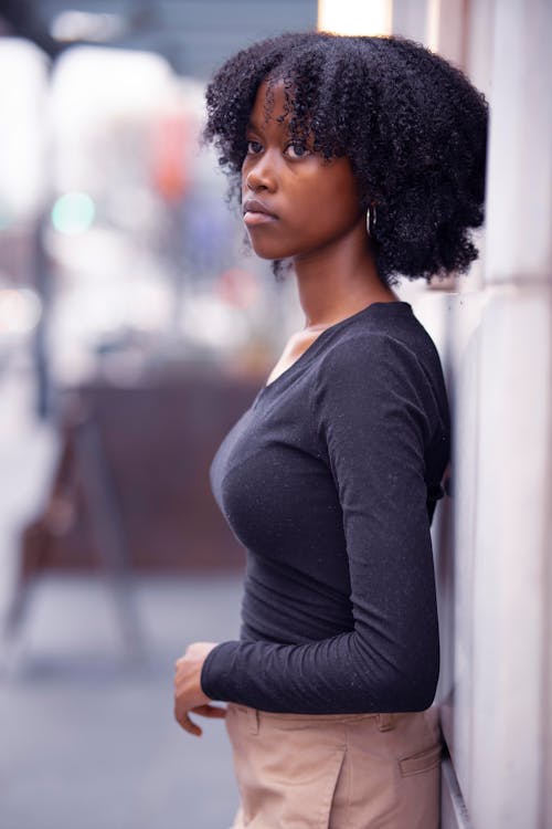 Gratis stockfoto met Afro-Amerikaanse vrouw, gekleurde vrouw, gekruld haar