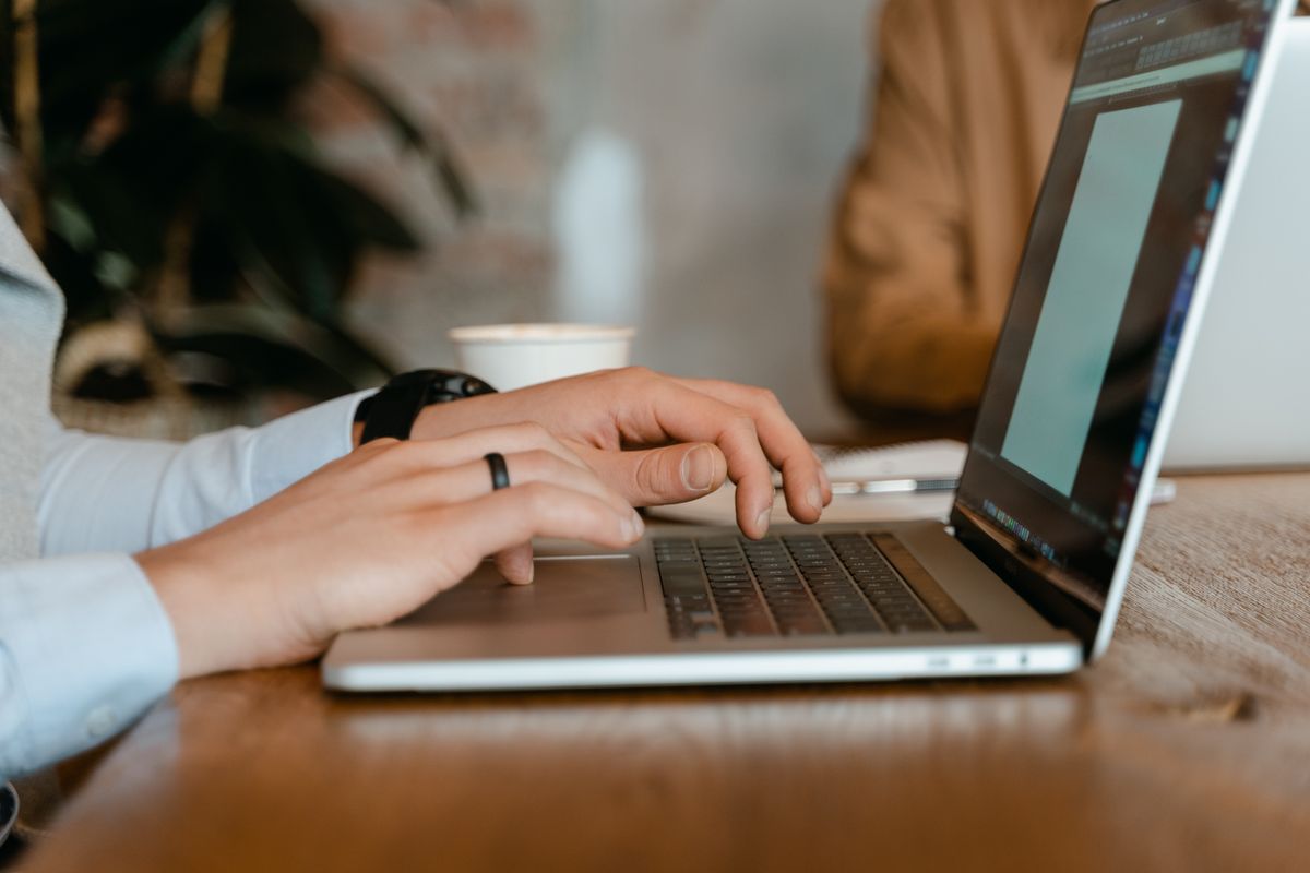 Formateur qui travaille sur un ordinateur portable, l'IA au service de la gestion d'un organisme de formation
