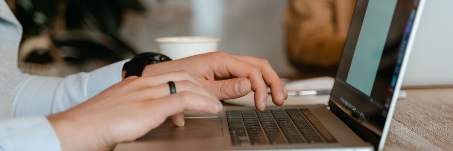 オフィスでの資料作成・検討作業のイメージ写真