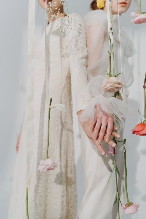 Foto stok gratis anggun, baju pengantin, bergandengan tangan