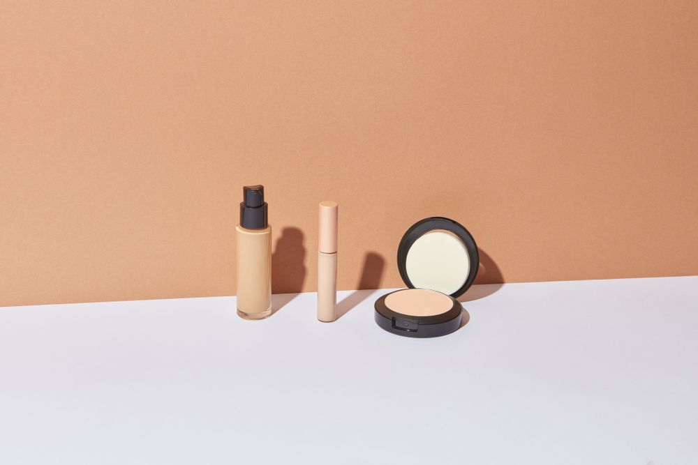 Oakmoss foundation bottle and compact on beige