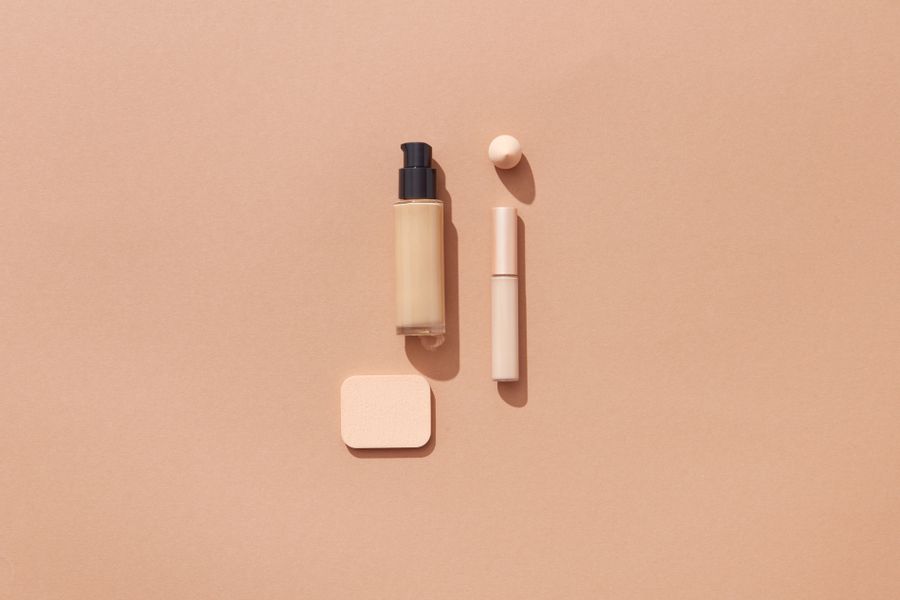 Oil-free liquid foundation bottle with concealer and sponge