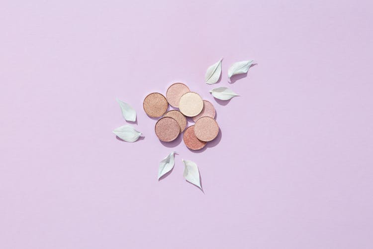 Round Eyeshadow Containers And Leaves