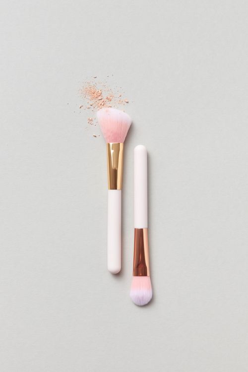 Free Elegant makeup brushes with blush powder in a minimalist flat lay design. Stock Photo