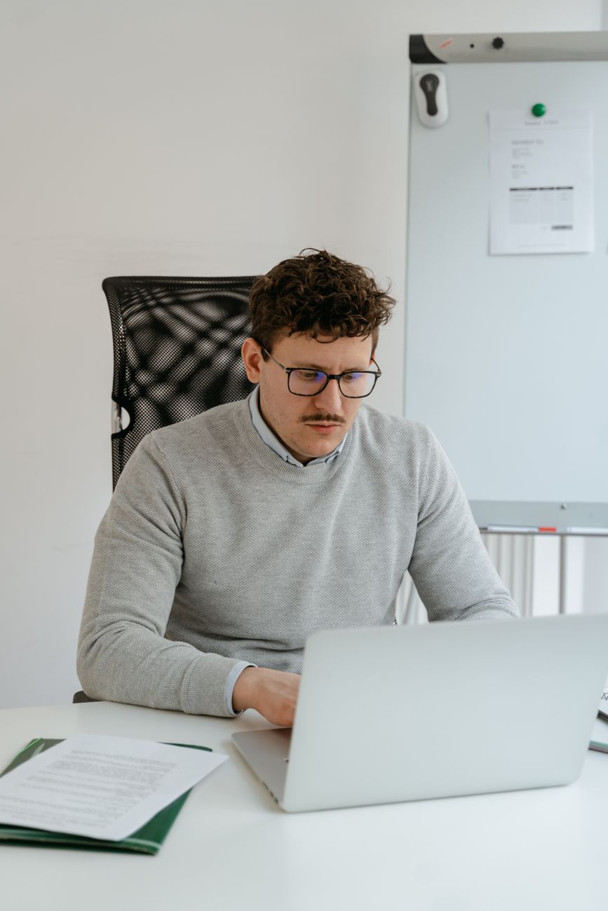 Responsabile amministrativo al laptop in ufficio