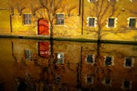 运河水中倒映着历史悠久的砖砌建筑，灯光通明