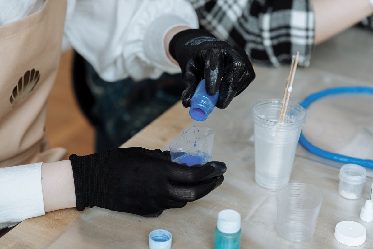 Gants, pigments et flacons prêts avant de commencer.