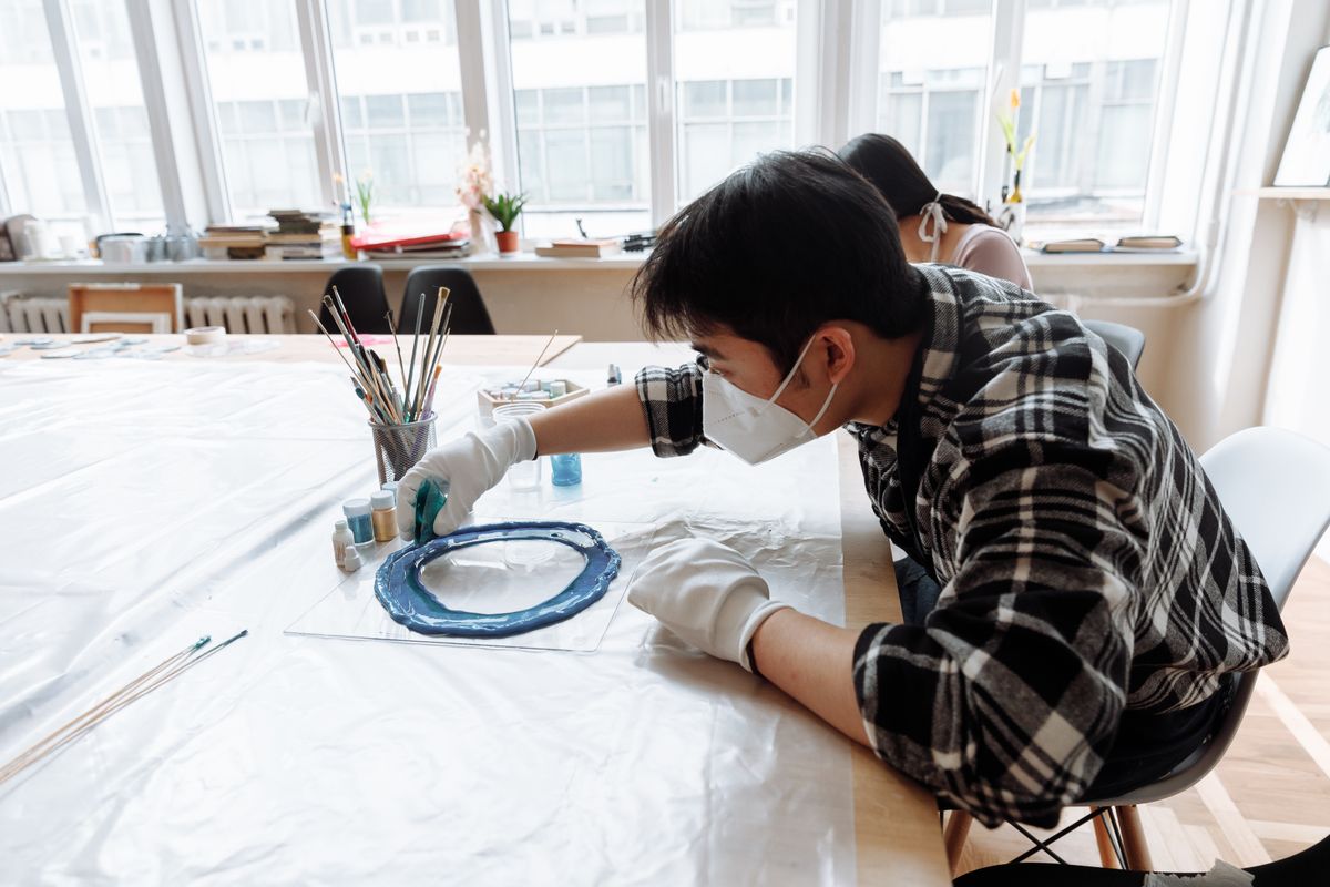 Coulée sur une table protégée, dans un atelier gardé au chaud.