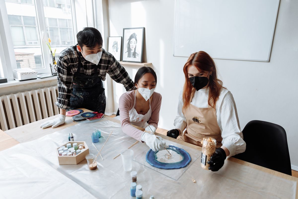 Atelier aéré, masques et gants pour tout le monde.