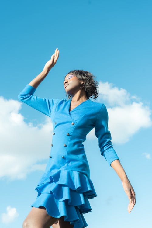 Gratis stockfoto met Afro-Amerikaanse vrouw, blauwe jurk, blauwe lucht