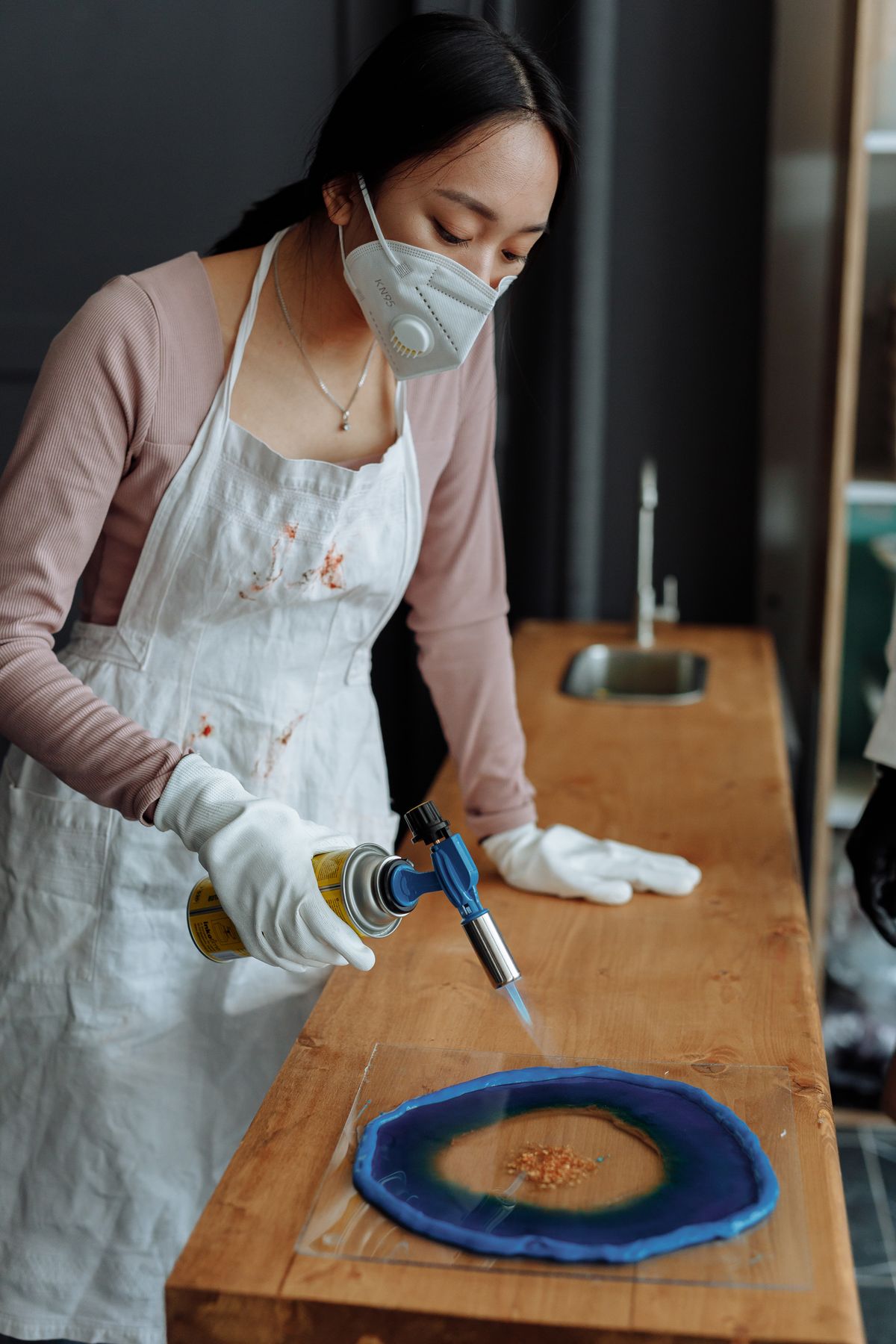 Quá trình xử lý bề mặt resin epoxy trên bàn gỗ