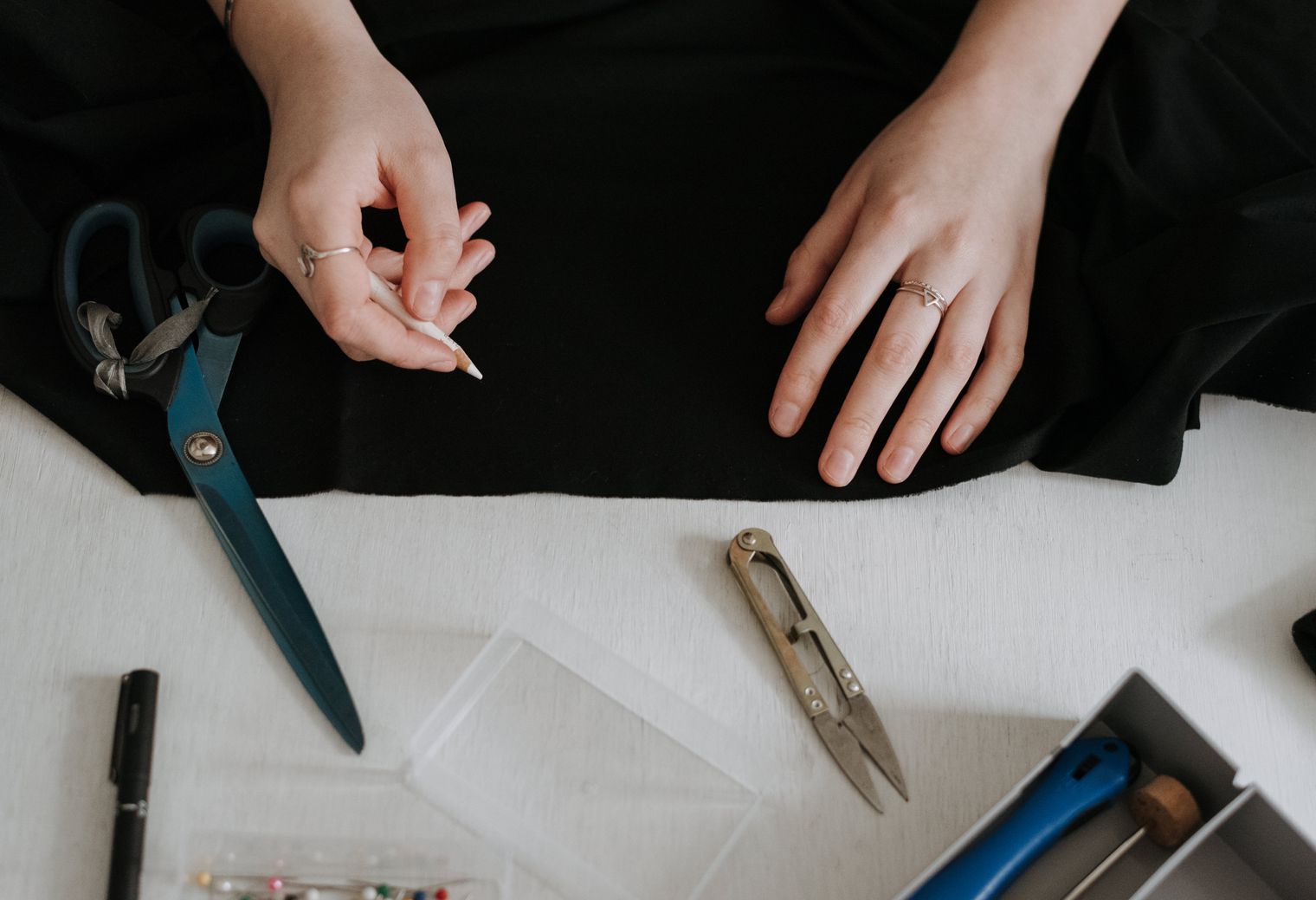 Clutton — professional packers wrapping and boxing belongings
