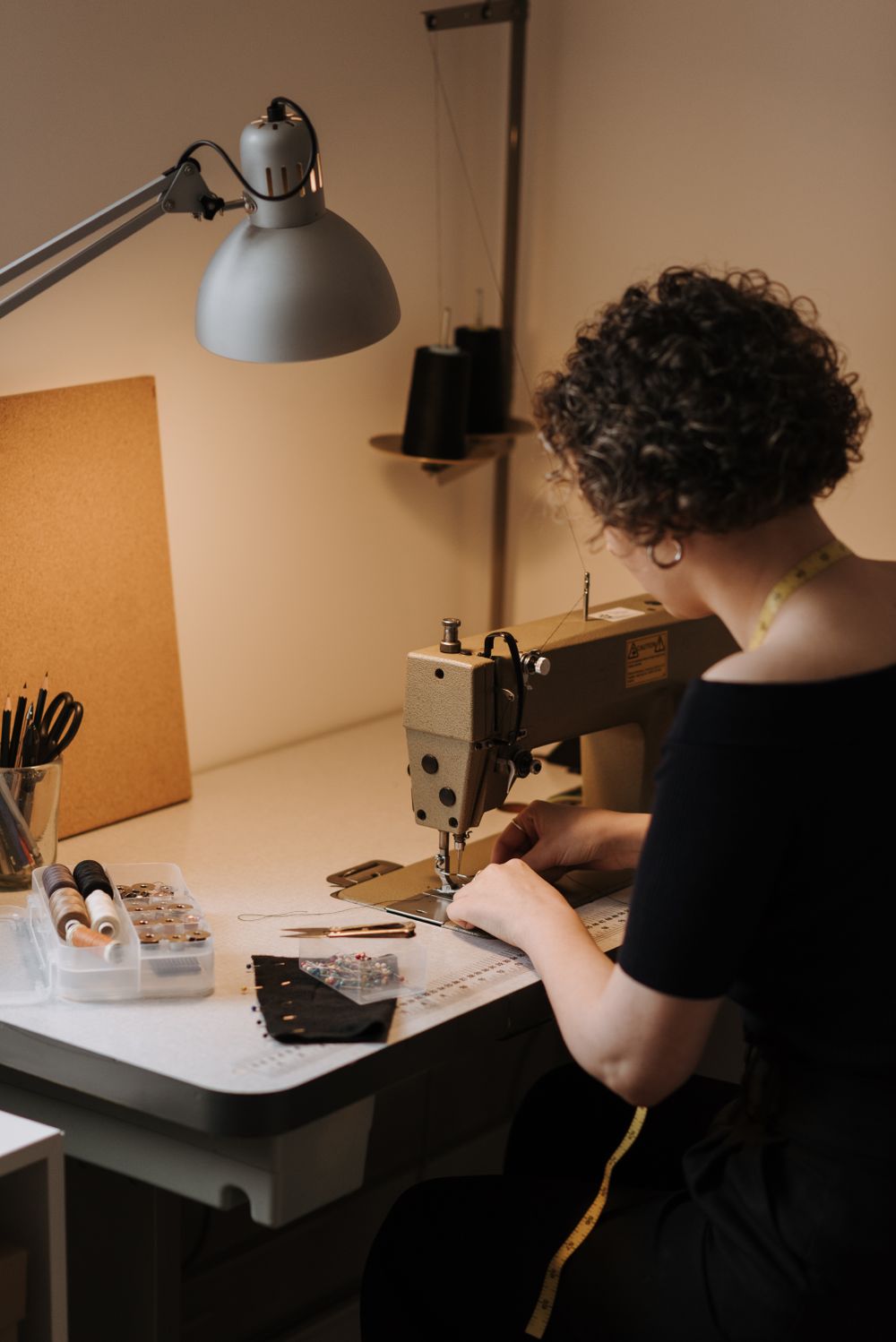 Naaister aan het werk achter de naaimachine
