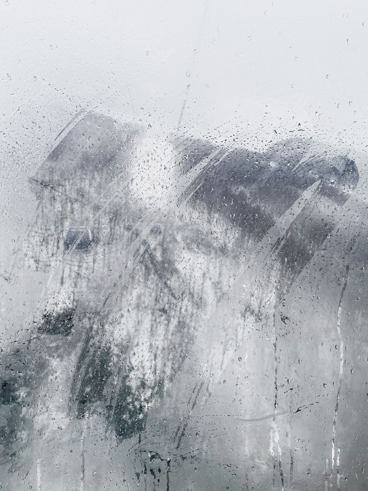Gocce di condensa su un vetro; fotografia illustrativa
