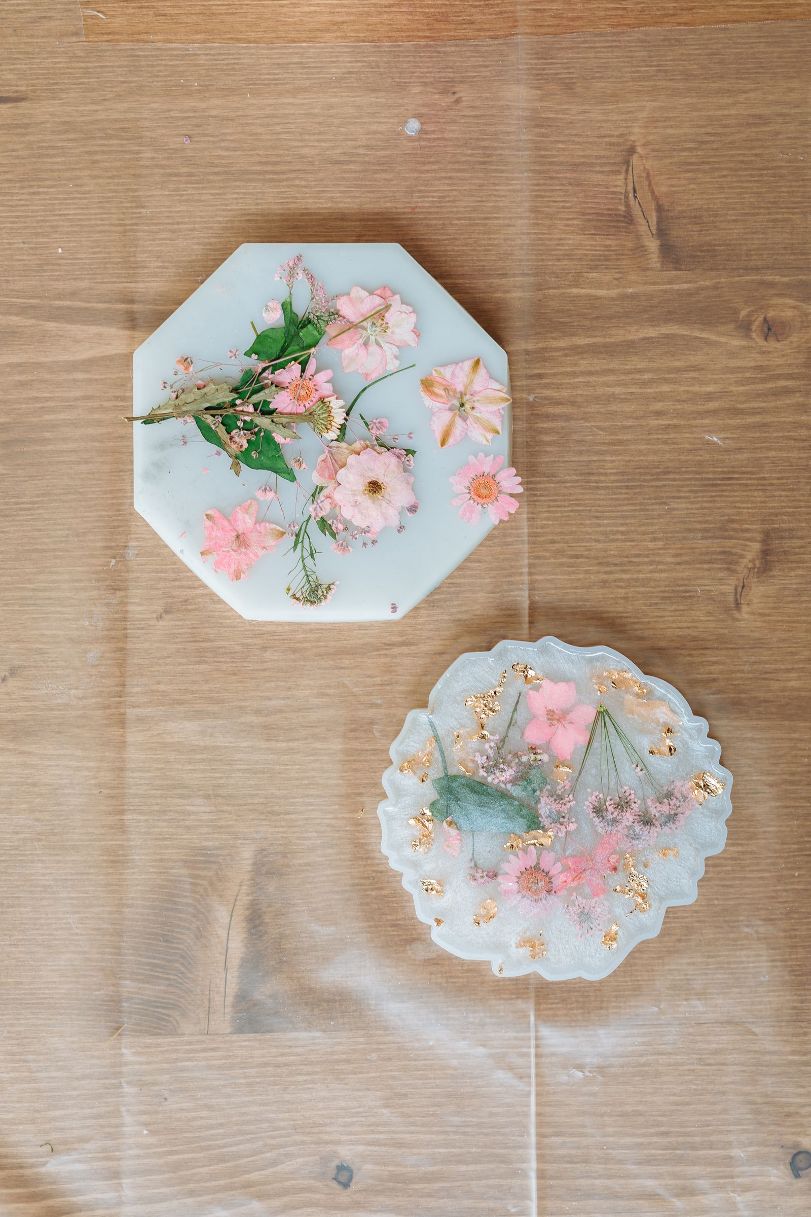 Sous-verres en résine avec fleurs séchées.