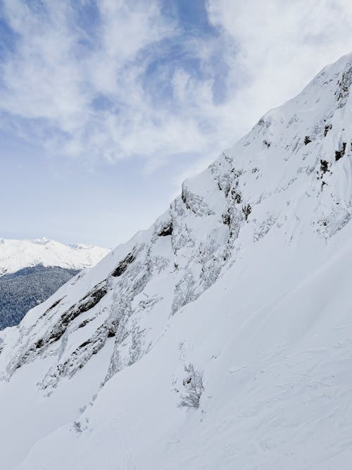 Fotos de stock gratuitas de acantilado, al aire libre, cubierto de nieve