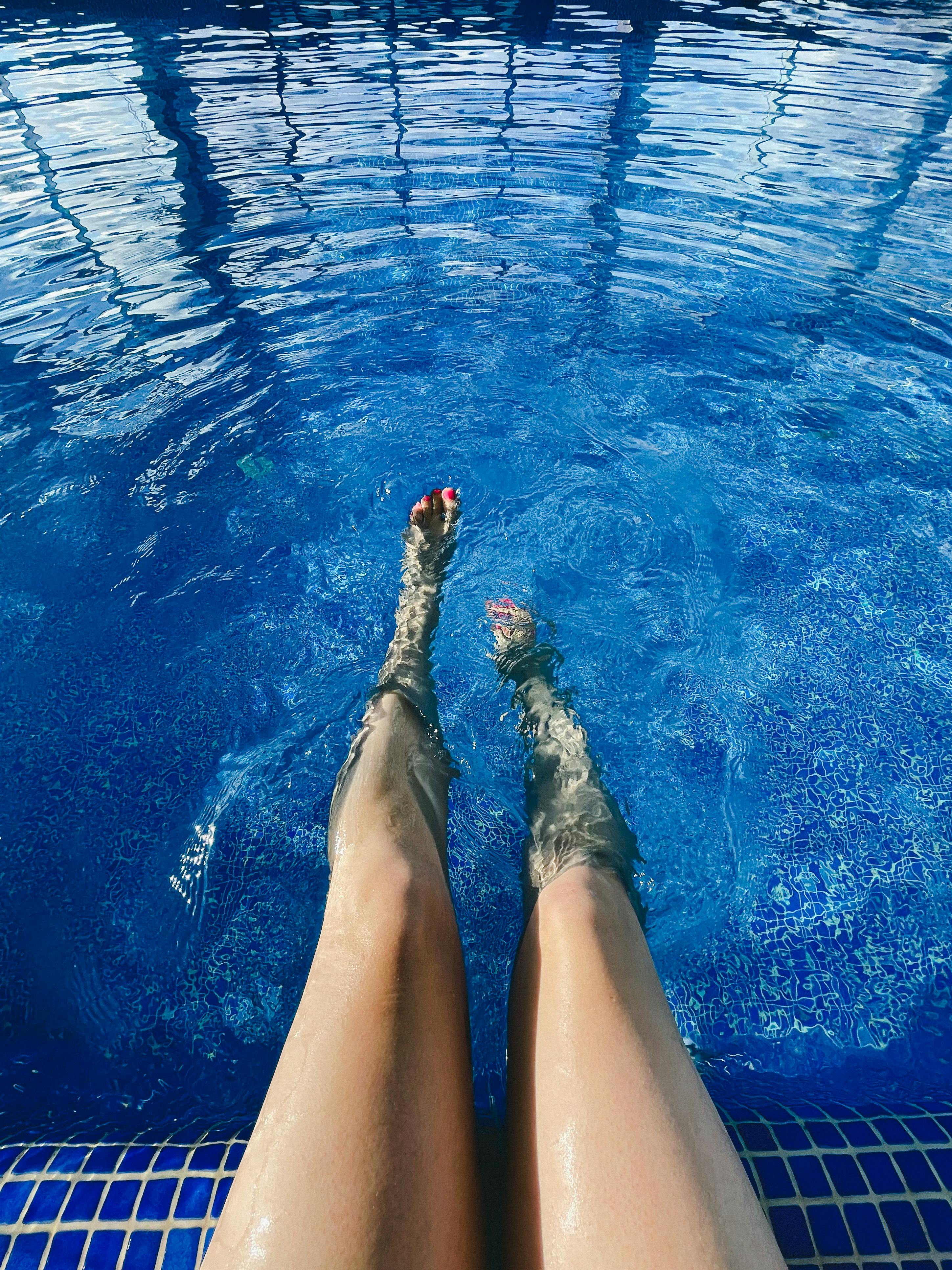 tæt bassin Prestigefyldte A Point of View of a Woman Dipping Her Legs in a Swimming Pool · Free Stock  Photo
