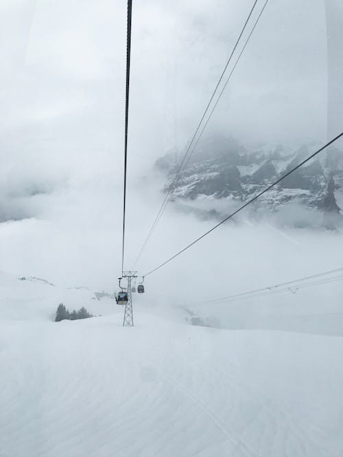 Gratis stockfoto met besneeuwde berg, bewolkte lucht, kabelbanen