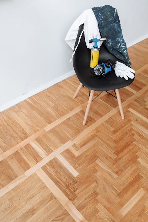 Darmowe zdjęcie z galerii z drewniana podłoga, fartuchy, krzesło