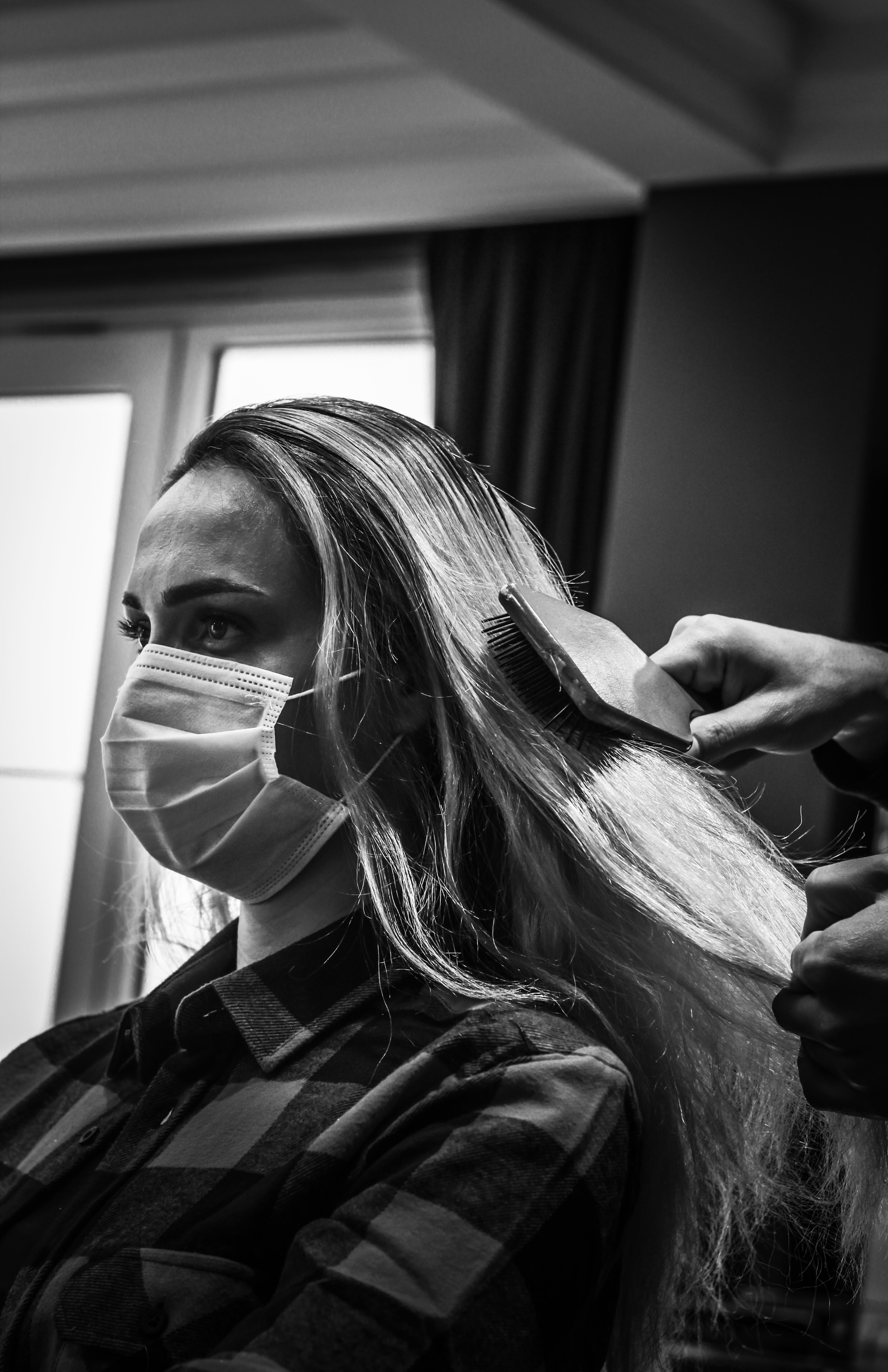Application d'un masque capillaire sur cheveux mouillés au bac de lavage