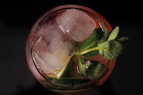 Gratis arkivbilde med cocktaildrink, cocktailglass, sprit