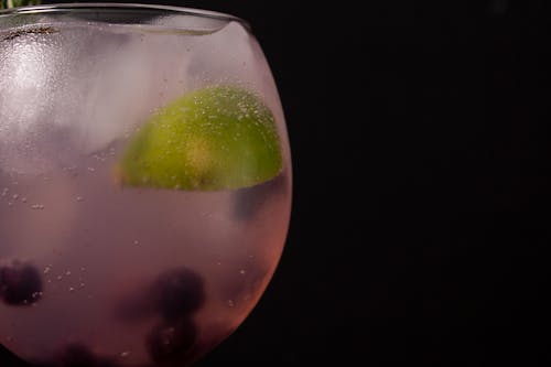 Gratis arkivbilde med alkoholholdige drikkevarer, cocktaildrink, cocktailglass