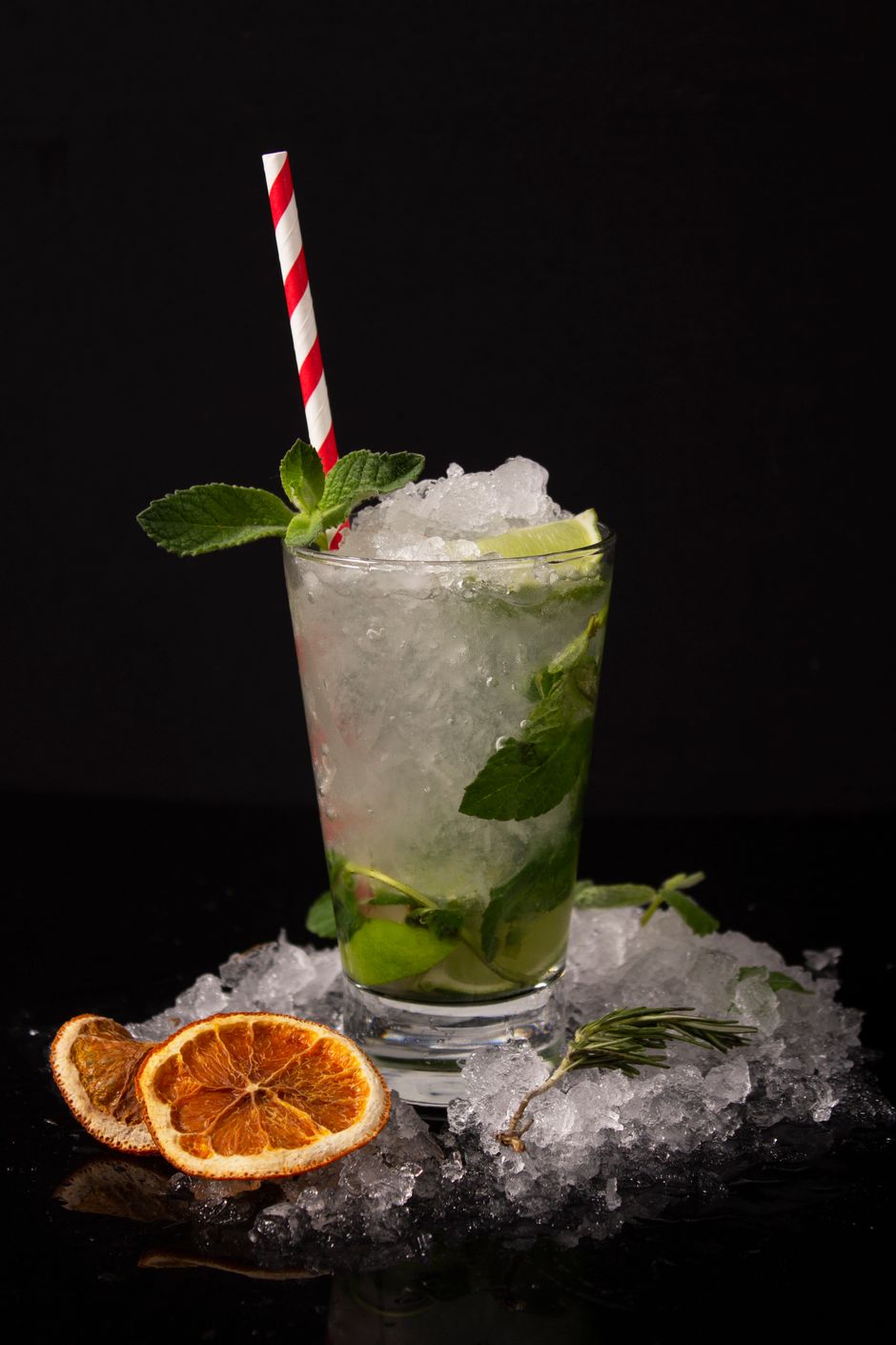 Čerstvo pripravené Mojito s brčkom v bare