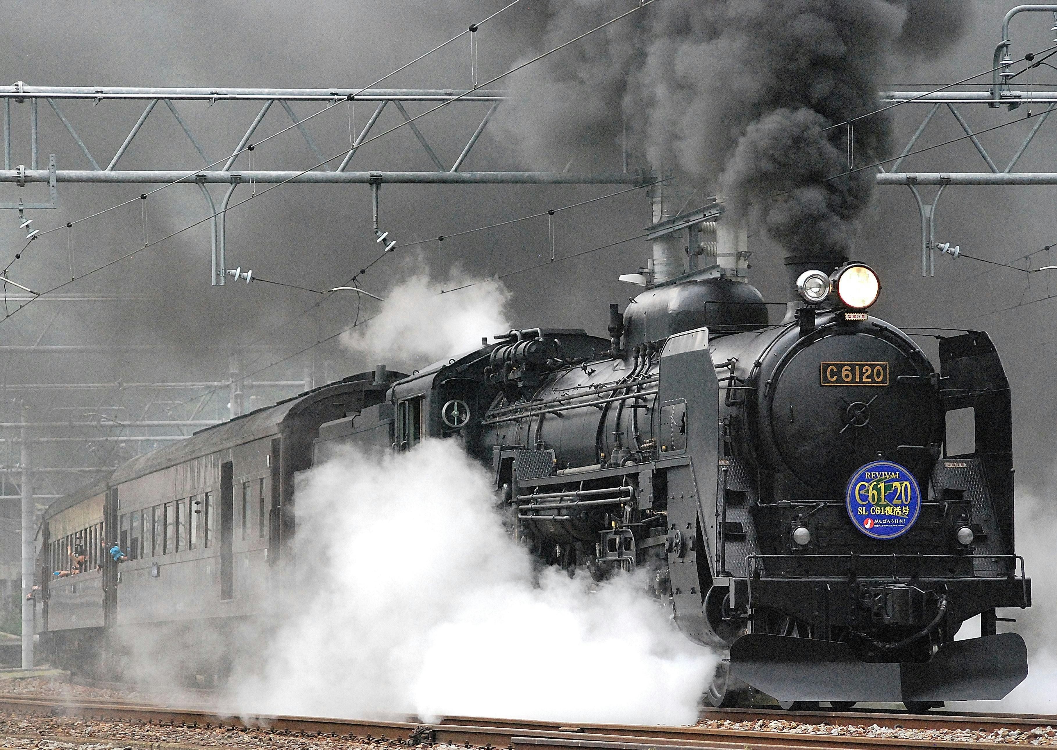 A train on rail and showing smoke. | Photo: Pexels