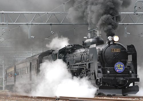 철도에 검은 기차와 연기를 보여주는
