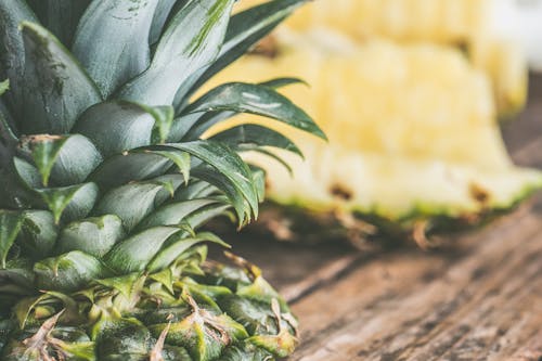 Gratis arkivbilde med ananas, blad, bord