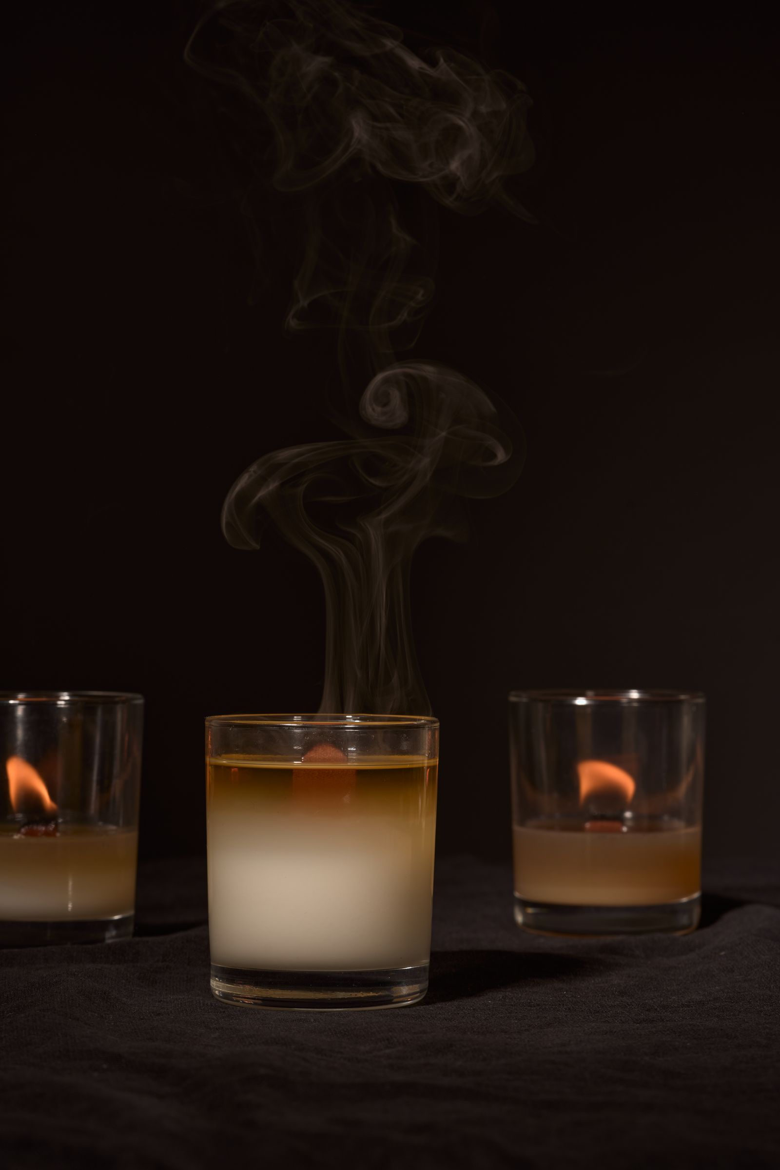 Velas e ambiente esotérico em fundo escuro