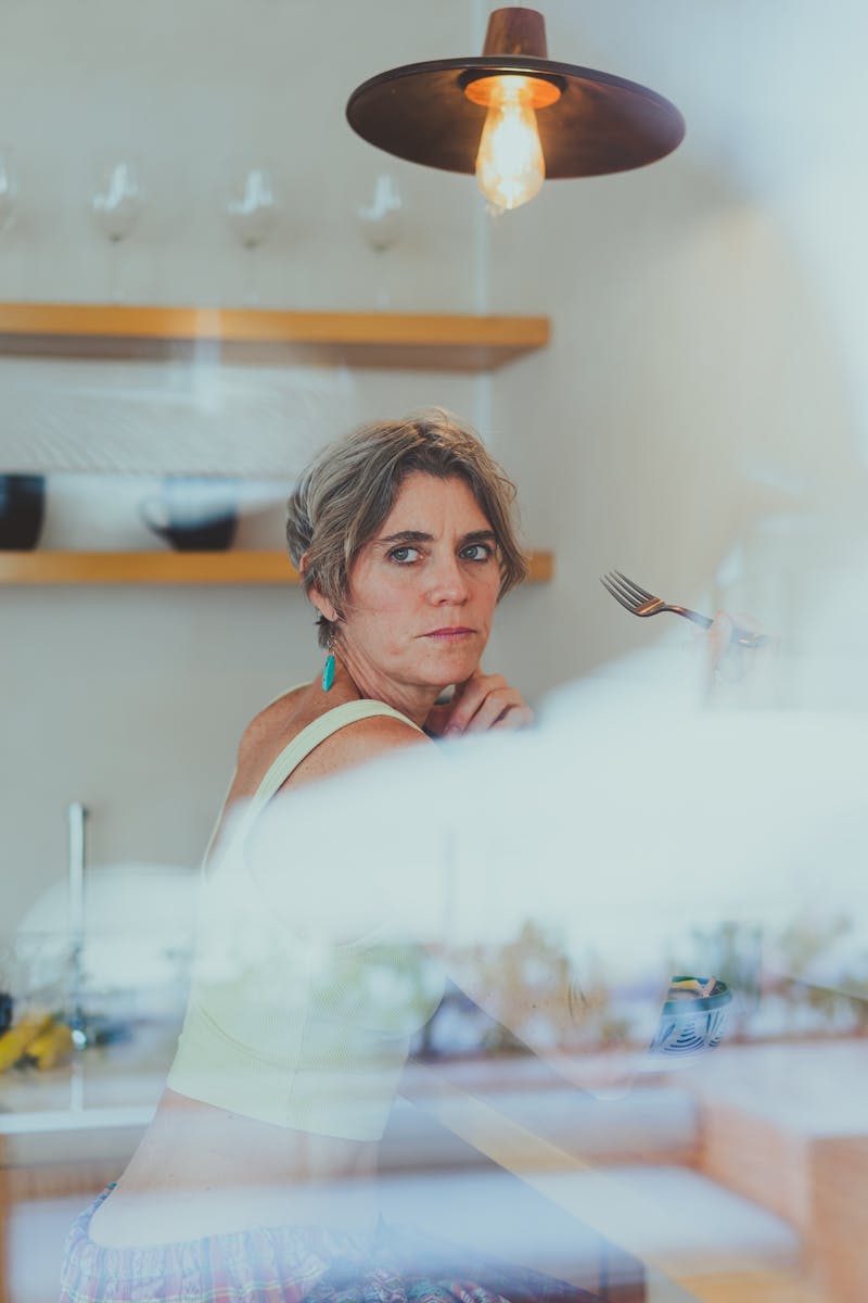 Femme senior dégustant un petit-déjeuner sain