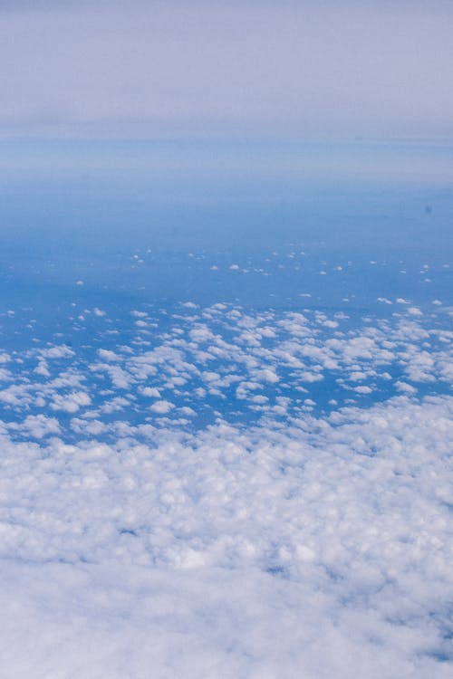 Fotobanka s bezplatnými fotkami na tému biele-oblaky, letecký záber, modrá obloha