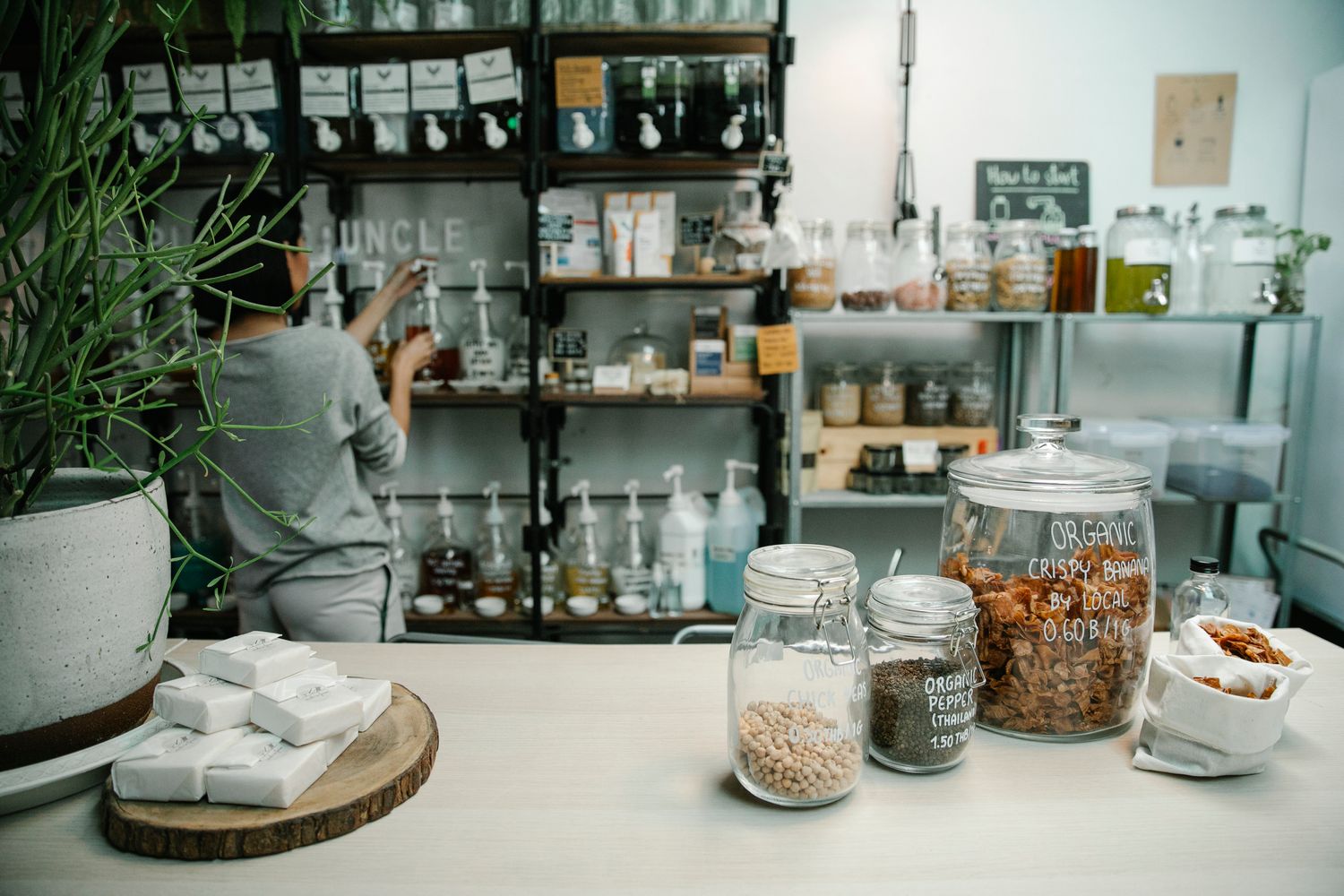 Interior de tienda de alimentos naturales con frascos y productos orgánicos