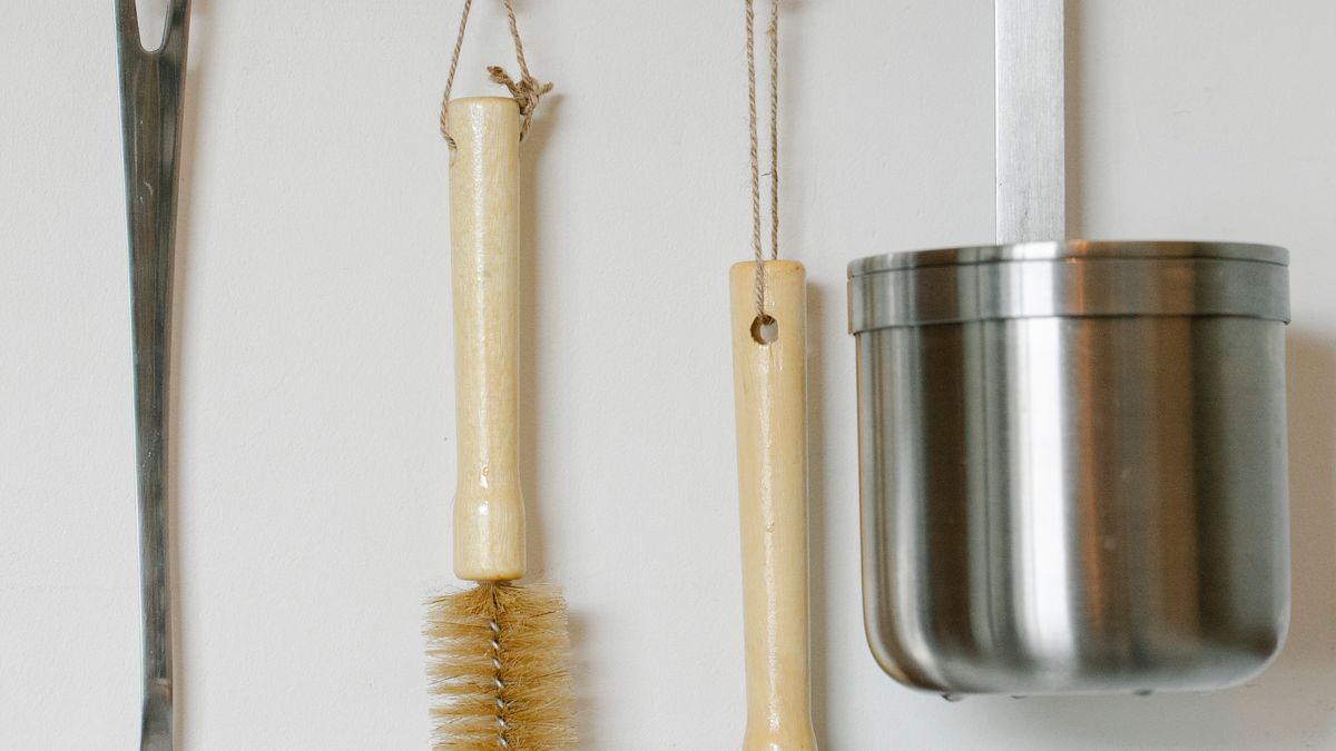 DIY : Créer des rangements suspendus pour optimiser votre cuisine