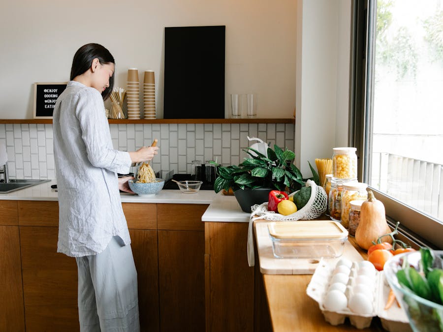 How long do you leave an egg in vinegar?