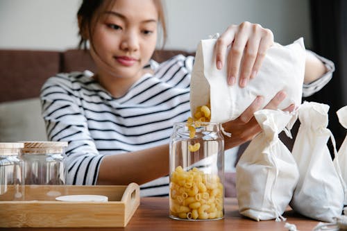 Kostenloses Stock Foto zu abendessen, asiatische frau, bereiten