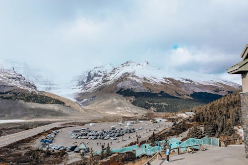 Gratis lagerfoto af biler, bjerge, bjergkæde