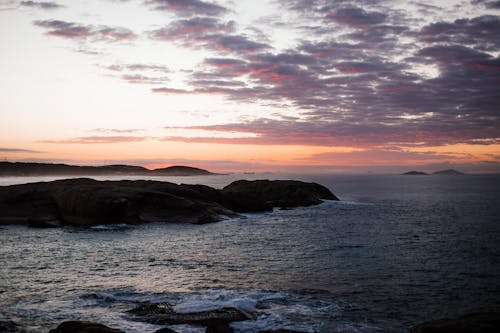 Foto d'estoc gratuïta de alba, capvespre, costa rocallosa