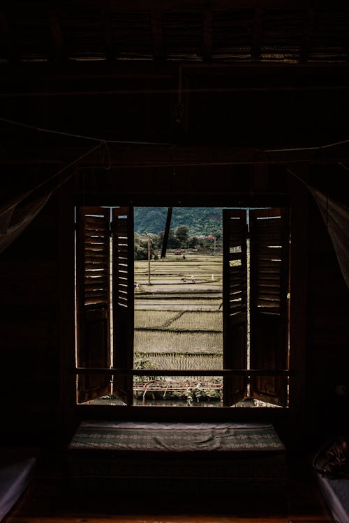 Foto stok gratis buka jendela, gelap, jendela kayu